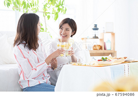 女子会 レモンサワーで乾杯する女性の写真素材