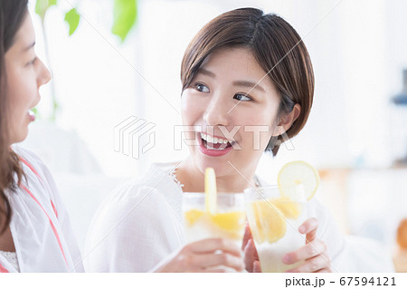 女子会 レモンサワーで乾杯する女性 女子会 レモンサワーで乾杯する女性 67594121