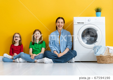 family doing laundry | materials | digitalstage