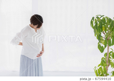 妊婦さんのポートレート（腰痛） 67594410