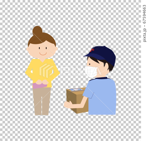 拿著紙板箱的男性送貨員戴著面具把行李交給婦女 67594663