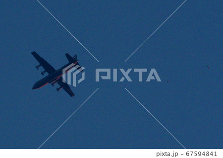 夕暮の中でC-130から降下するパラシュート部隊 夕暮の中でC-130から降下するパラシュート部隊 67594841