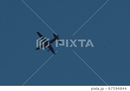 夕暮の中でC-130から降下するパラシュート部隊 夕暮の中でC-130から降下するパラシュート部隊 67594844