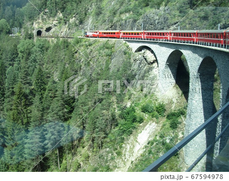 石の橋を渡るスイス登山鉄道 67594978