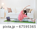 自宅でトレーニングをする若い女性　オンラインフィットネス 67595365