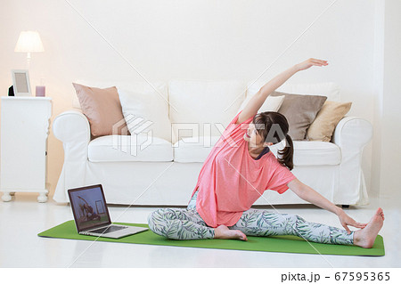 自宅でトレーニングをする若い女性 オンラインフィットネス 自宅でトレーニングをする若い女性 オンラインフィットネス 67595365