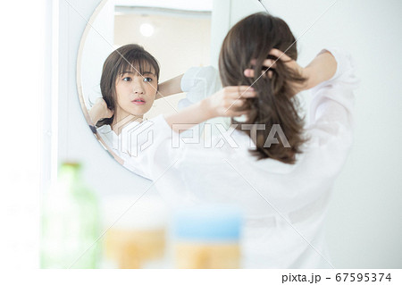 若い女性のビューティーイメージ 67595374