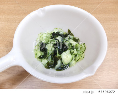 出来立てのきゅうりとワカメの酢の物 67596072