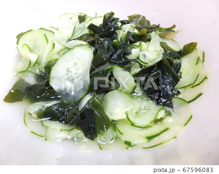 出来立てのきゅうりとワカメの酢の物 67596083