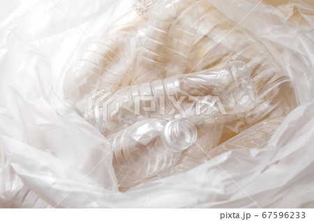 集められたペットボトル 集められたペットボトル 67596233