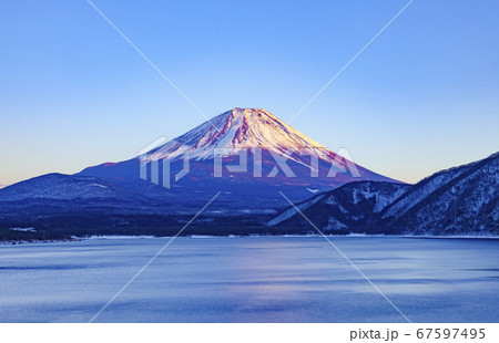 夕日を浴びた富士山、山梨県本栖湖にて 67597495