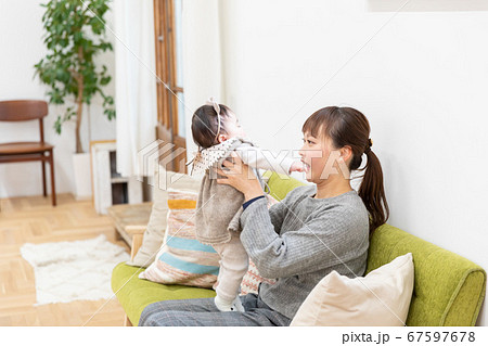 ママと赤ちゃん 67597678
