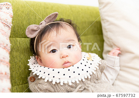 お座りしている赤ちゃん お座りしている赤ちゃん 67597732