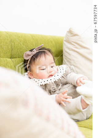 お座りしている赤ちゃん 67597734