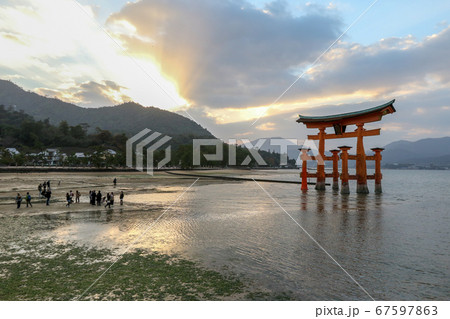 広島県 秋 廿日市市 安芸の宮島 大鳥居 厳島神社の写真素材