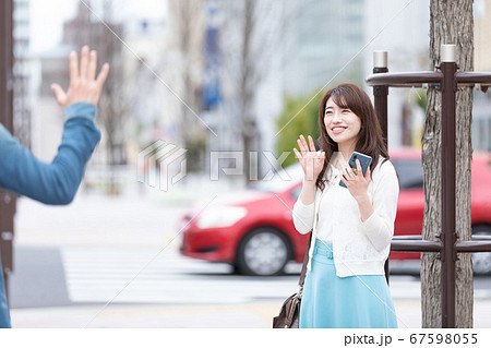 手を振る女性の写真素材