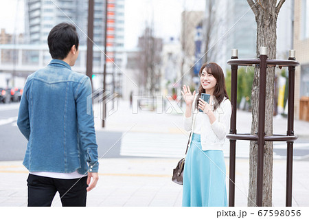 手を振る女性 手を振る女性 67598056