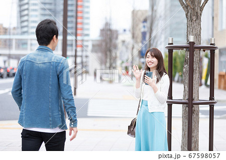 手を振る女性 67598057