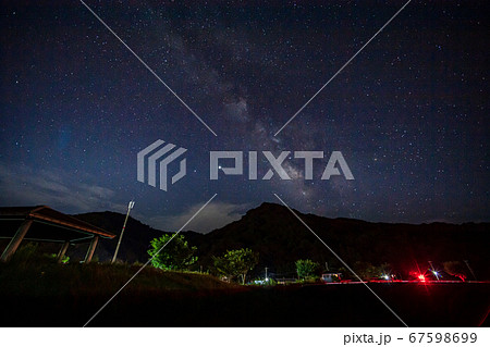 夜空の山間に浮かぶ天の川 夜空の山間に浮かぶ天の川 67598699