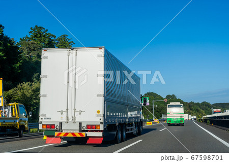 静岡県 新東名高速道路を走行中のトラックと観光バス 静岡県 新東名高速道路を走行中のトラックと観光バス 67598701