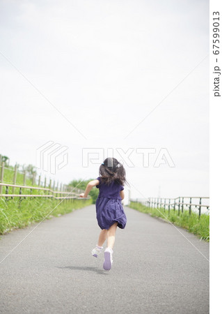 走っている女の子の後姿の写真素材