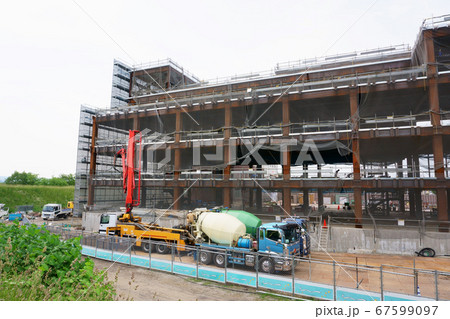 建築現場でのコンクリートポンプ車でコンクリート打設 67599097