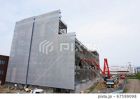建築現場でのコンクリートポンプ車でコンクリート打設 建築現場でのコンクリートポンプ車でコンクリート打設 67599098