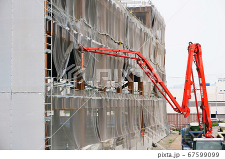 建築現場でのコンクリートポンプ車でコンクリート打設 67599099