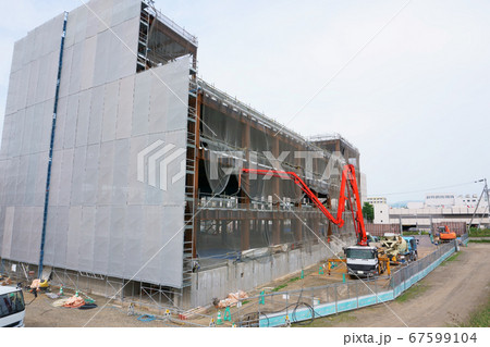 建築現場でのコンクリートポンプ車でコンクリート打設 建築現場でのコンクリートポンプ車でコンクリート打設 67599104