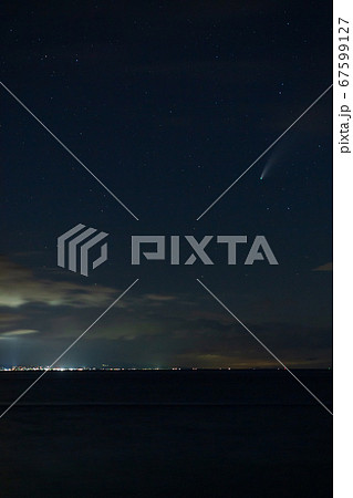 有明海島原半島の海上に浮かぶネオワイズ彗星 67599127