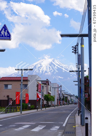 国道137号富士吉田市上吉田から望む富士山 67599435