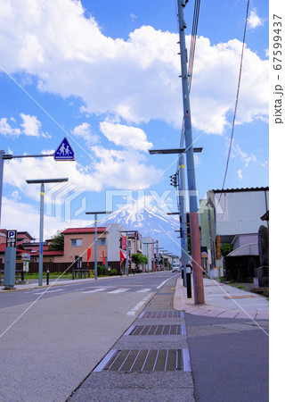 国道137号富士吉田市上吉田から望む富士山 国道137号富士吉田市上吉田から望む富士山 67599437