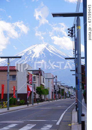 国道137号富士吉田市上吉田から望む富士山 国道137号富士吉田市上吉田から望む富士山 67599445