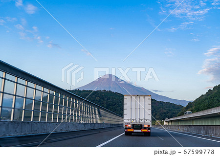静岡県　新東名高速道路を富士山を見ながら走行中のトラック　 67599778