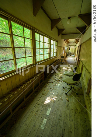 廃墟　山梨県　江草小学校　廃校　廊下 67600180