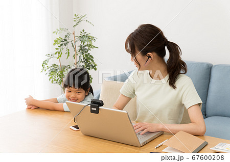テレワーク中の母親と子供 テレワーク中の母親と子供 67600208