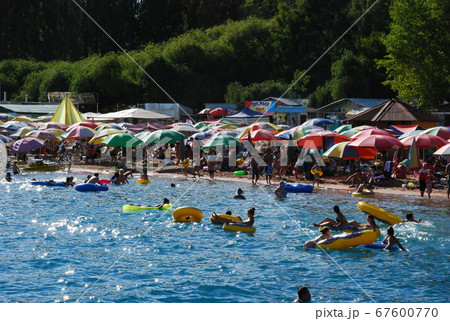 湖水浴　イシククリ湖／キルギス 67600770