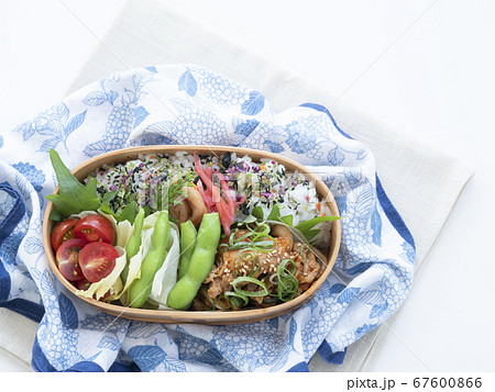 手作りのおいしい曲げわっぱのお弁当【豚肉生姜焼き】 67600866