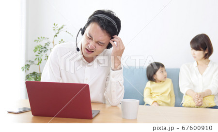 テレワーク中の男性と家族　ビデオ会議　リモートワーク 67600910