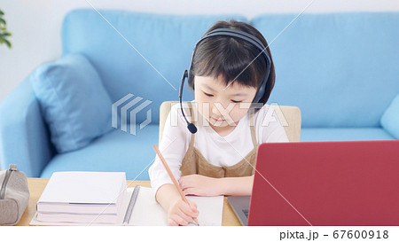 オンライン授業を受ける女の子　通信教育 67600918