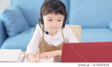オンライン授業を受ける女の子　通信教育 67600920