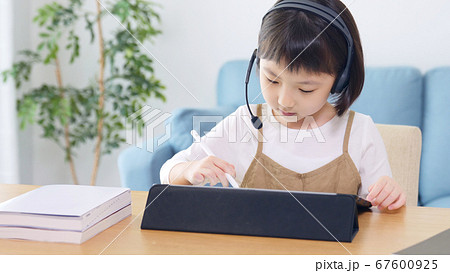 ペンタブレットを使う女の子　タブレット学習　オンライン学習　エドテック　EdTech 67600925