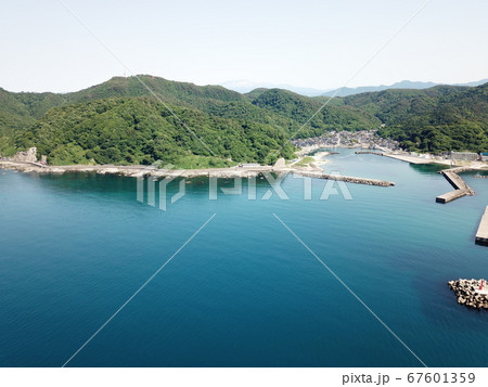 青い海と岩礁 67601359