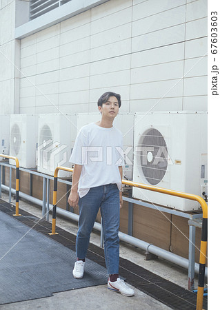 Walk along the building. Walk along the building. 67603603