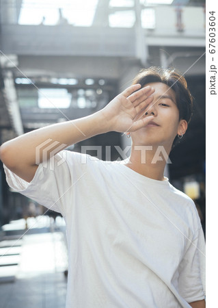 Hide the face with hand. 67603604