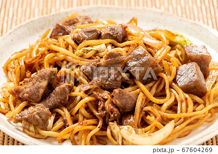 ぼっかけ焼きそば。(牛スジ肉とこんにゃくの甘辛煮入り焼きそば。) 67604269