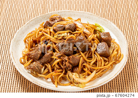 ぼっかけ焼きそば。(牛スジ肉とこんにゃくの甘辛煮入り焼きそば。) 67604274
