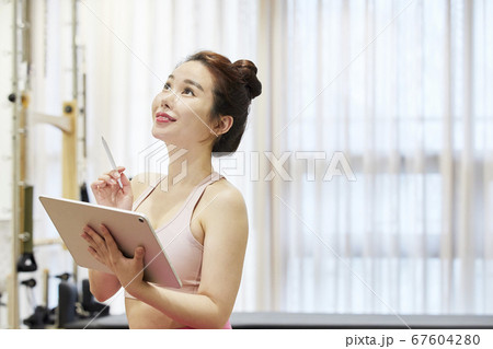 ピラティス 女性 女 67604280