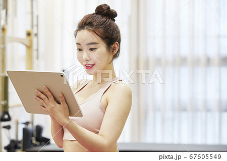 ピラティス 女性 女 67605549