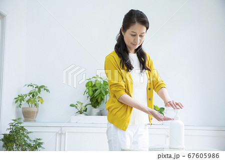 手指消毒をする女性 手指消毒をする女性 67605986